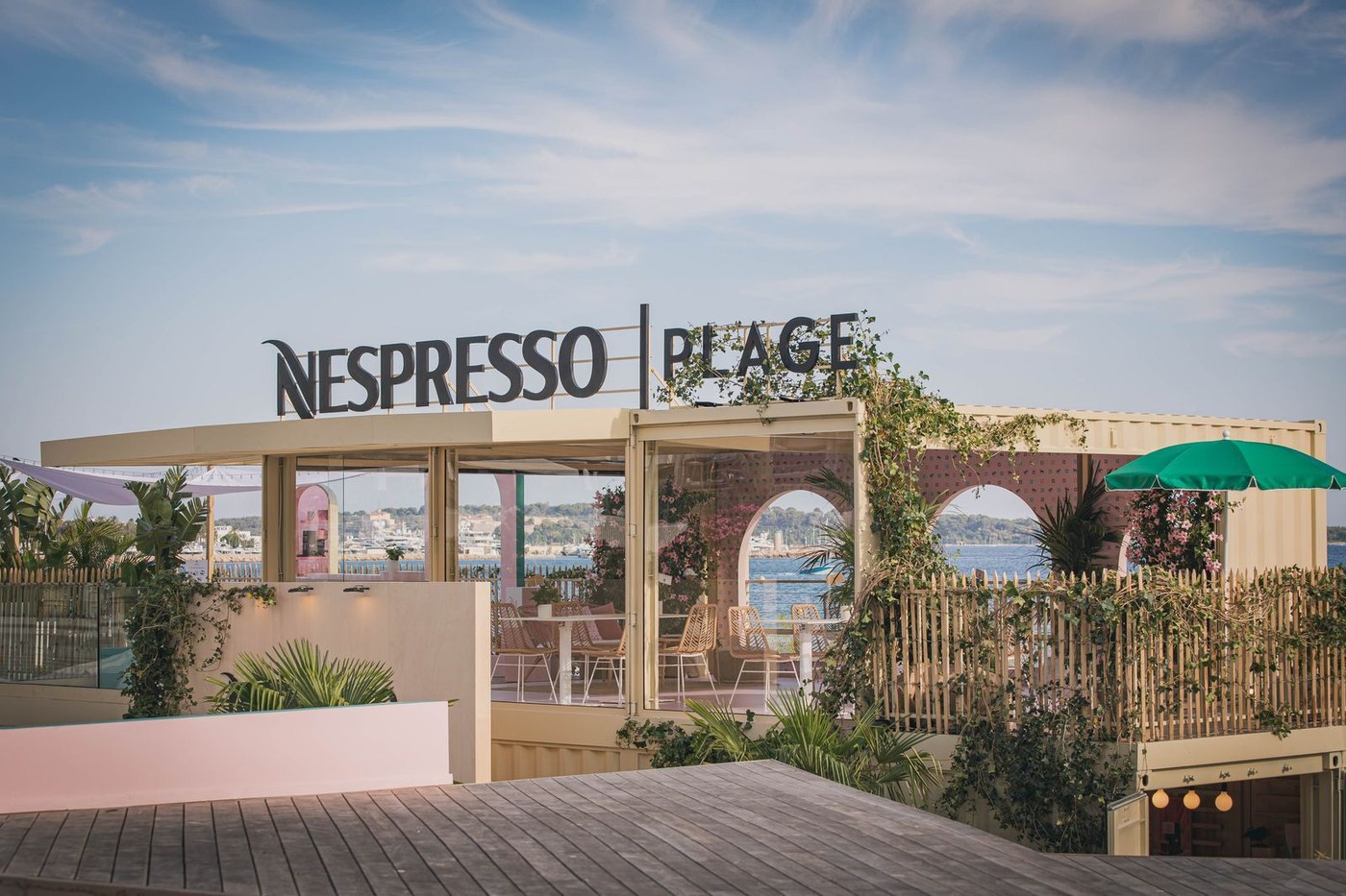Stand Nespresso Plage Festival de Cannes 2021 — brand activation Éphémère Studio Paris