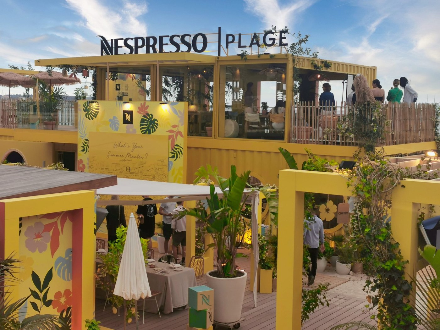Stand Nespresso Plage Festival de Cannes 2022 — scénographie sur-mesure Éphémère Studio Paris